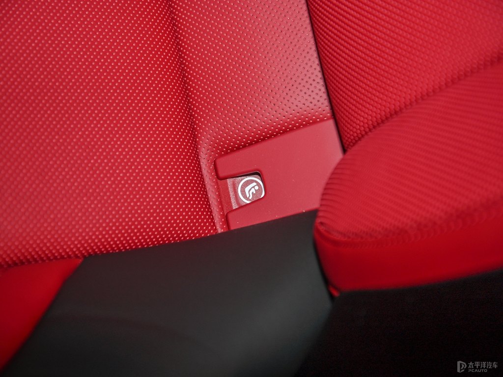 車(chē)?yán)遄蛹tTaycan座椅內(nèi)飾圖片