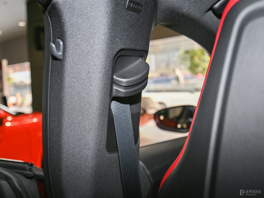 車(chē)?yán)遄蛹tTaycan車(chē)廂內(nèi)飾圖片