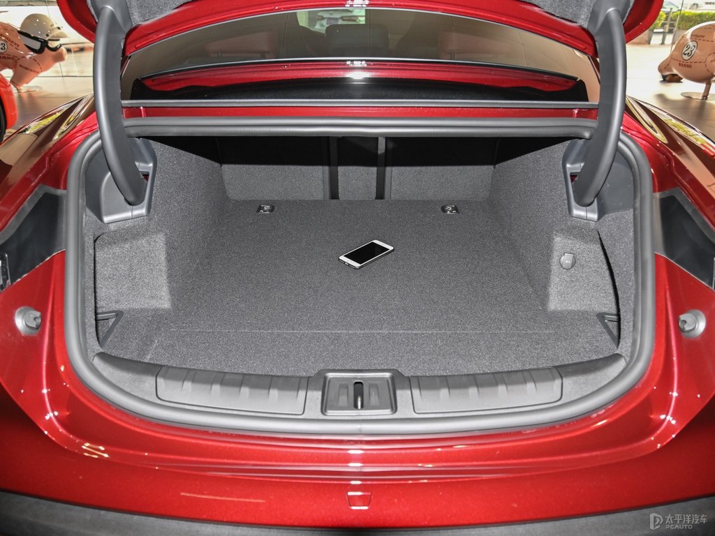 車(chē)?yán)遄蛹tTaycan后備廂空間圖片