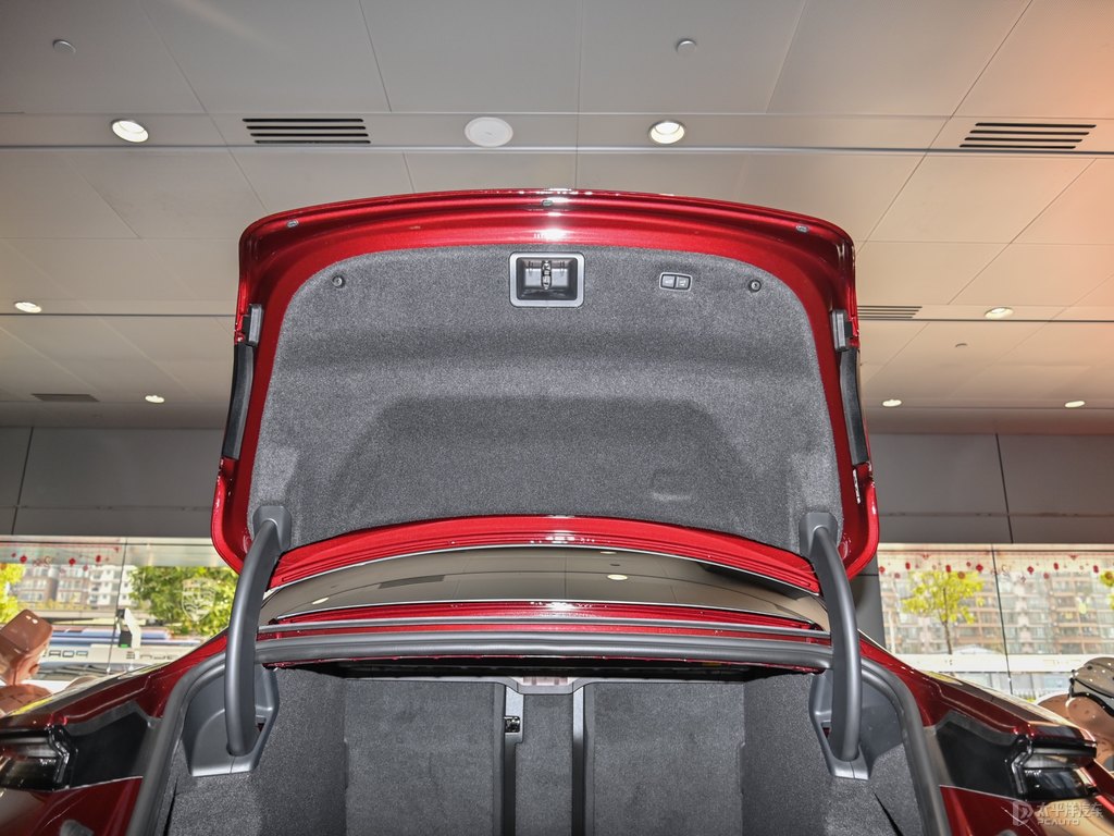 車厘子紅Taycan后備廂空間圖片