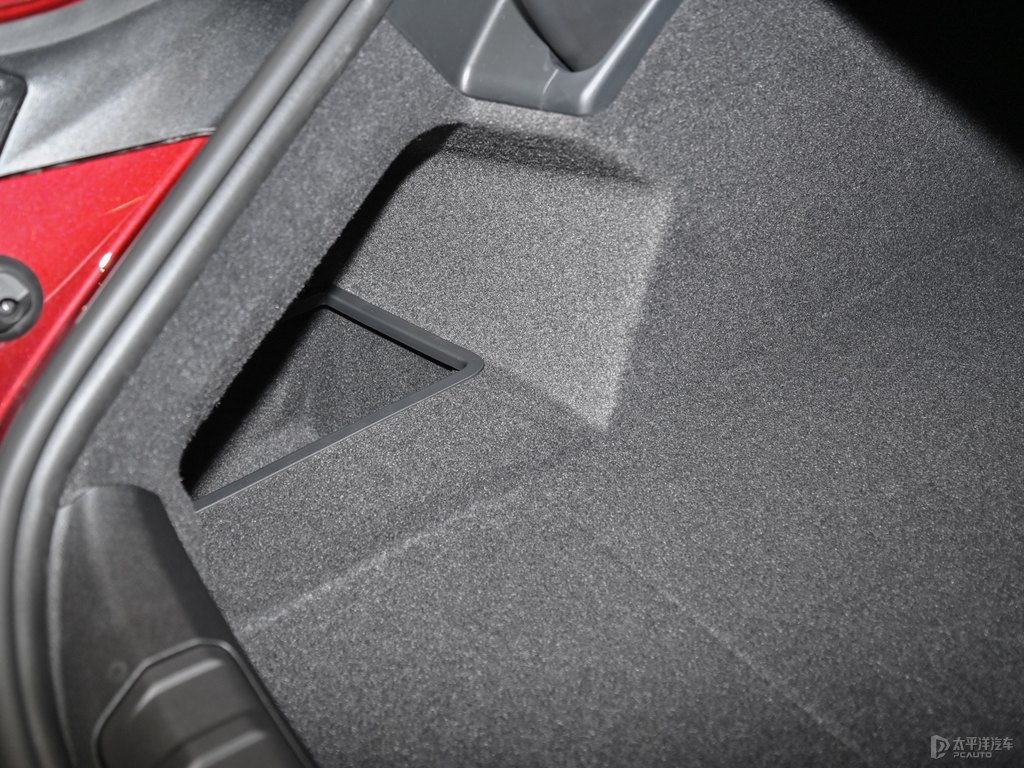 車?yán)遄蛹tTaycan后備廂空間圖片