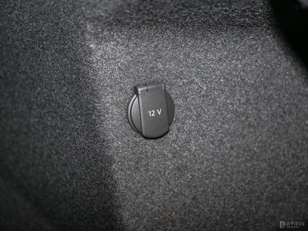 車?yán)遄蛹tTaycan后備廂空間圖片