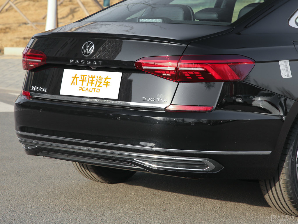 玄武黑帕薩特車尾外觀圖片