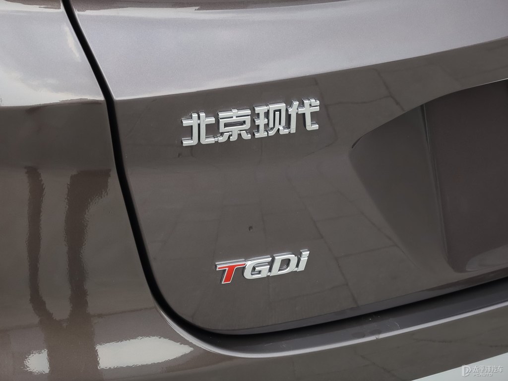 橄欖棕途勝L車尾外觀圖片
