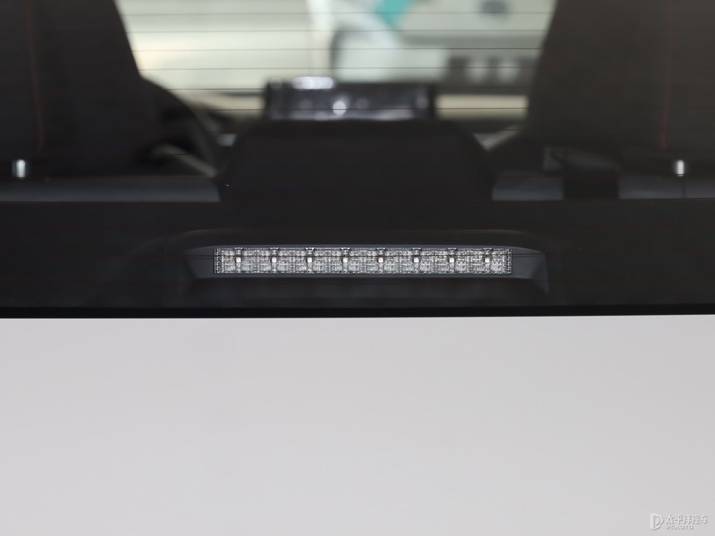 珍珠白卡羅拉車尾外觀圖片