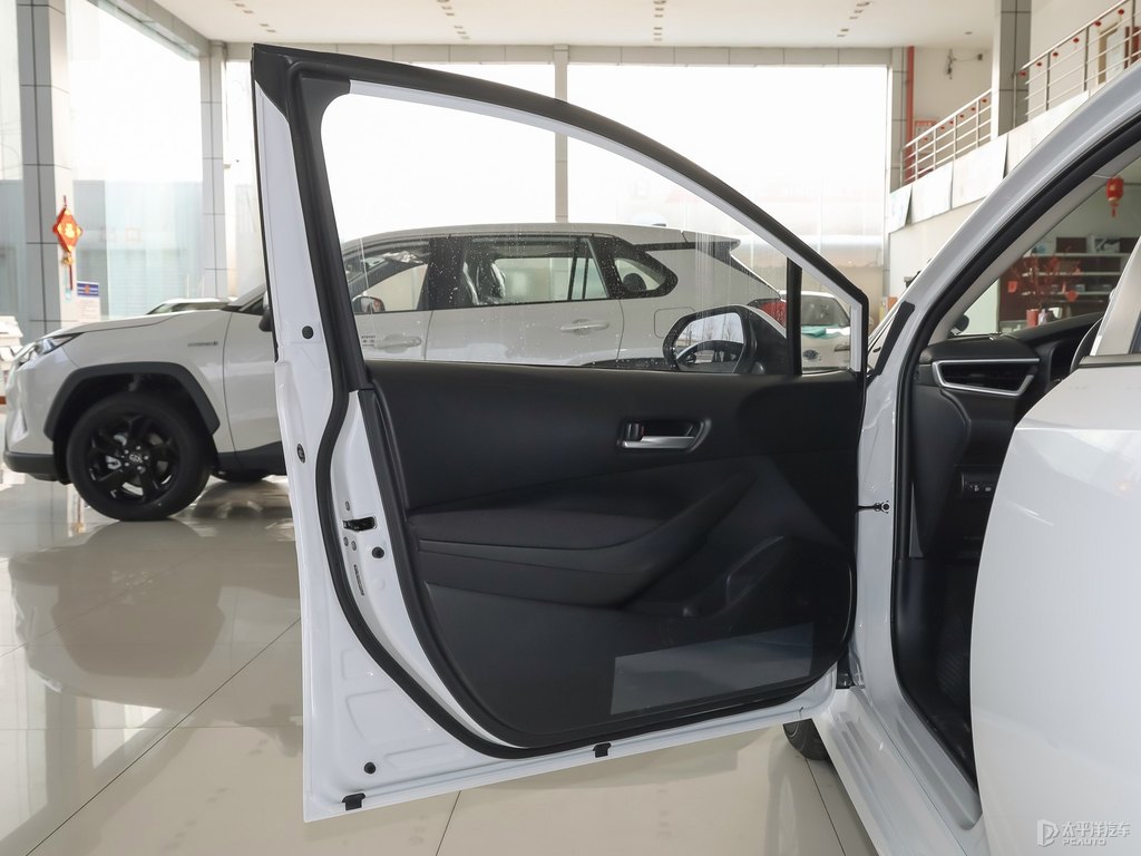珍珠白卡羅拉車廂內(nèi)飾圖片
