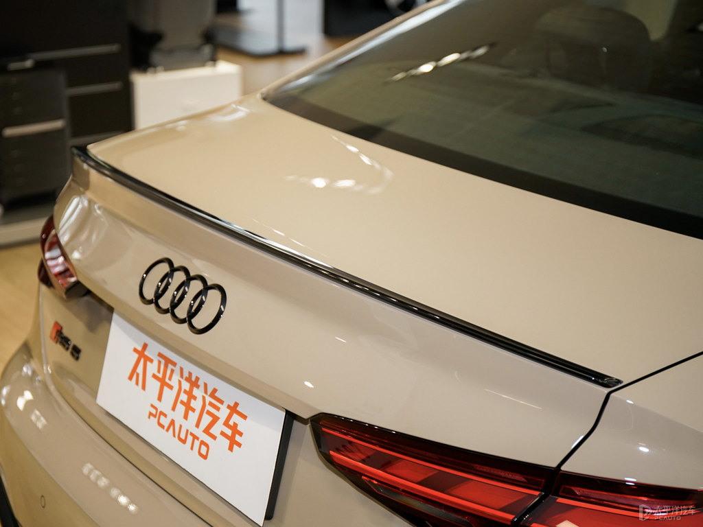 牛奶咖啡色奧迪RS 5車尾外觀圖片