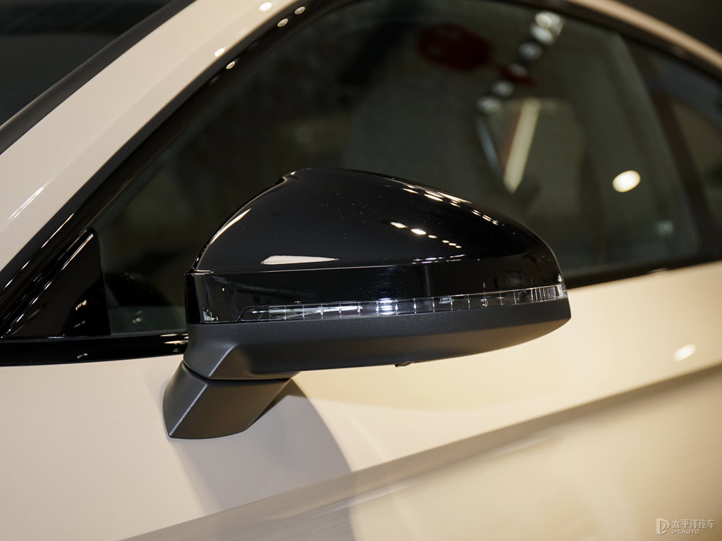牛奶咖啡色奧迪RS 5車身外觀圖片