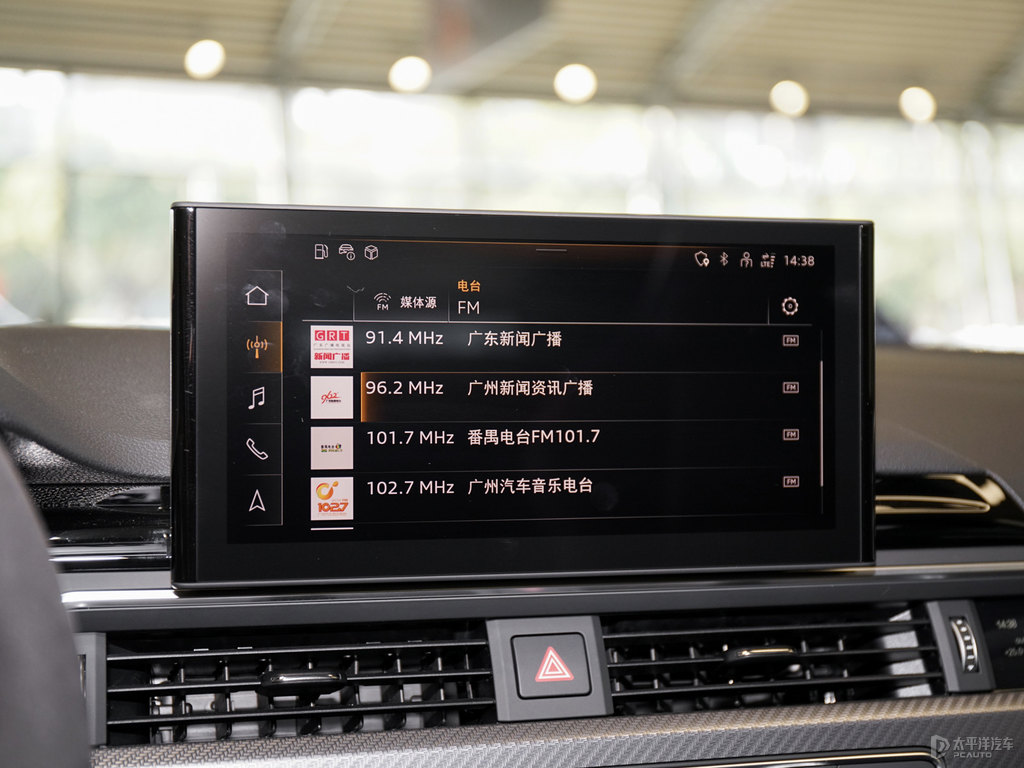 牛奶咖啡色奧迪RS 5中控內(nèi)飾圖片