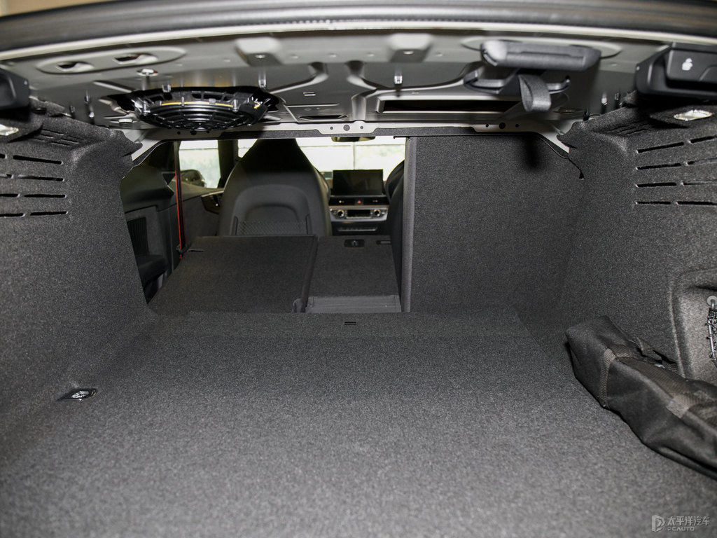 牛奶咖啡色奧迪RS 5后備廂空間圖片