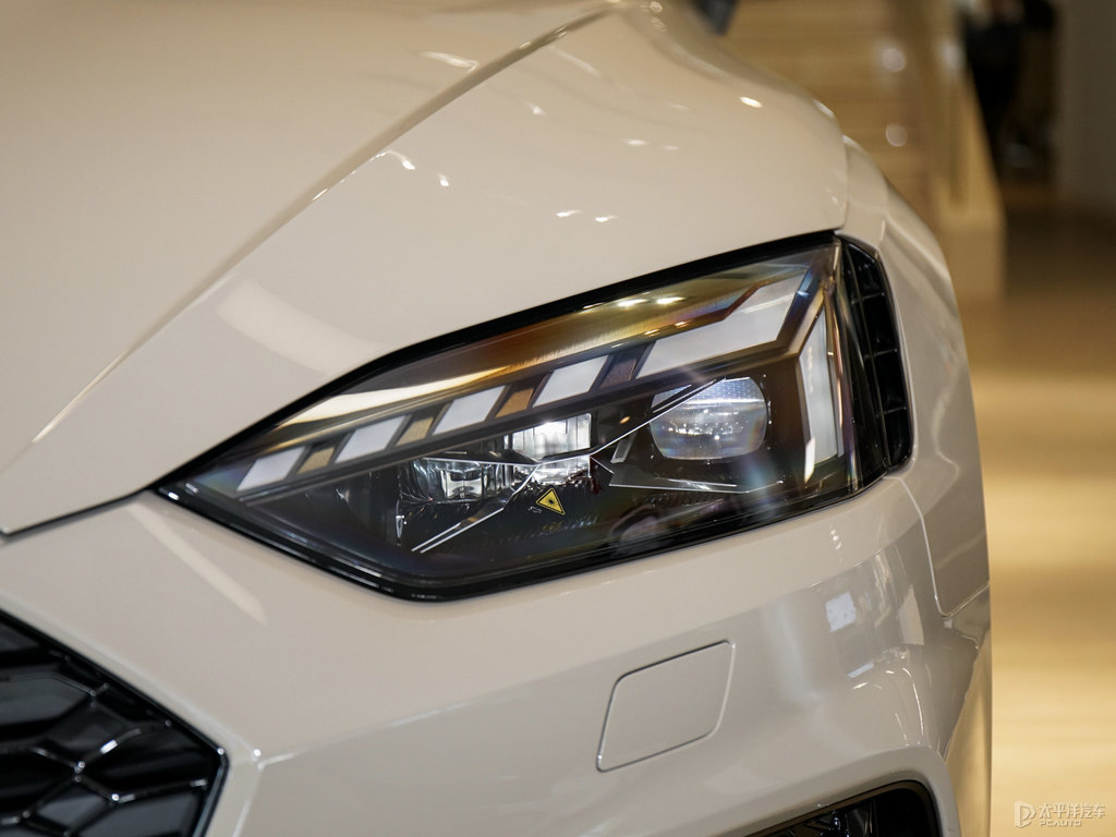 牛奶咖啡色奧迪RS 5車頭外觀圖片