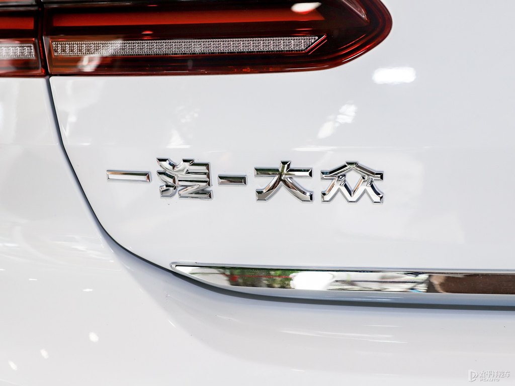 極地白大眾CC車尾外觀圖片
