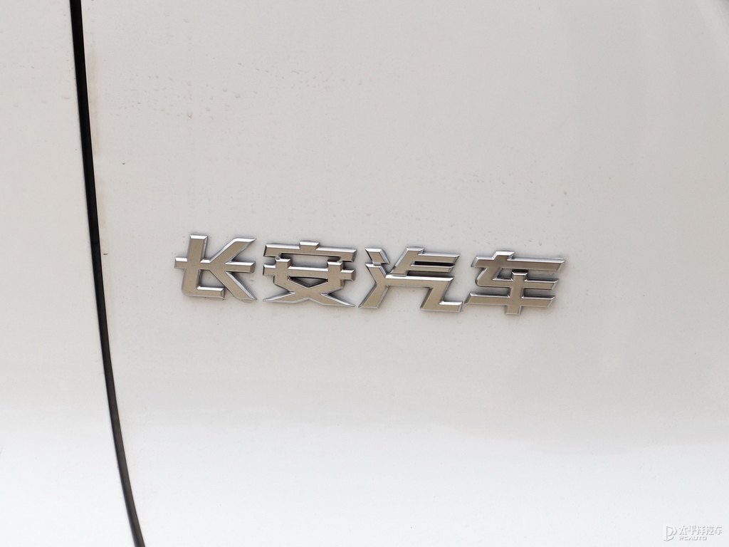 星辰白長安UNI-K車尾外觀圖片