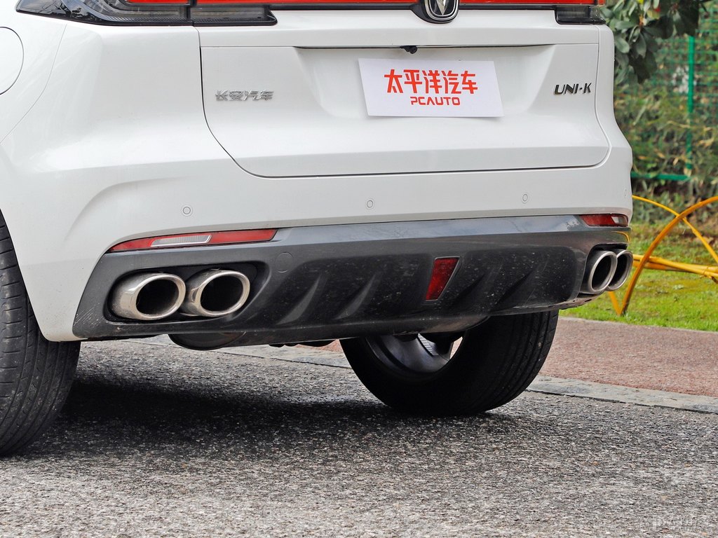 星辰白長安UNI-K車尾外觀圖片