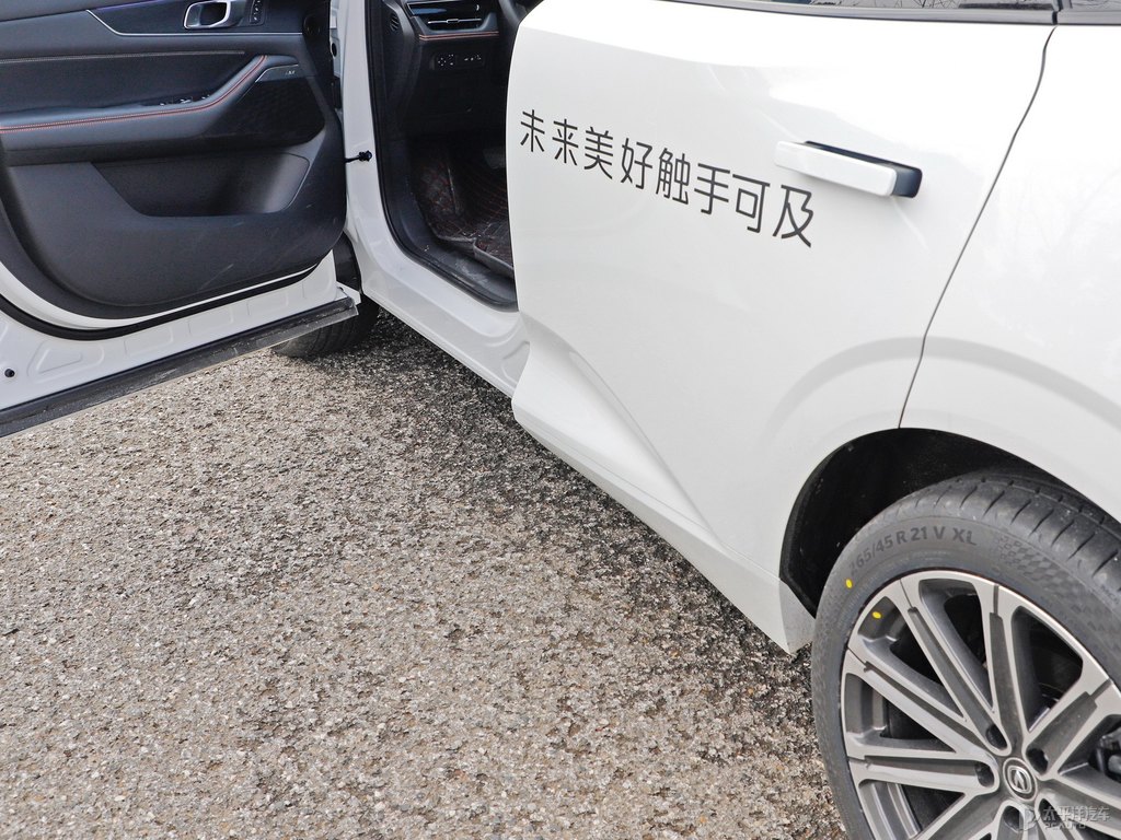 星辰白長安UNI-K車身外觀圖片
