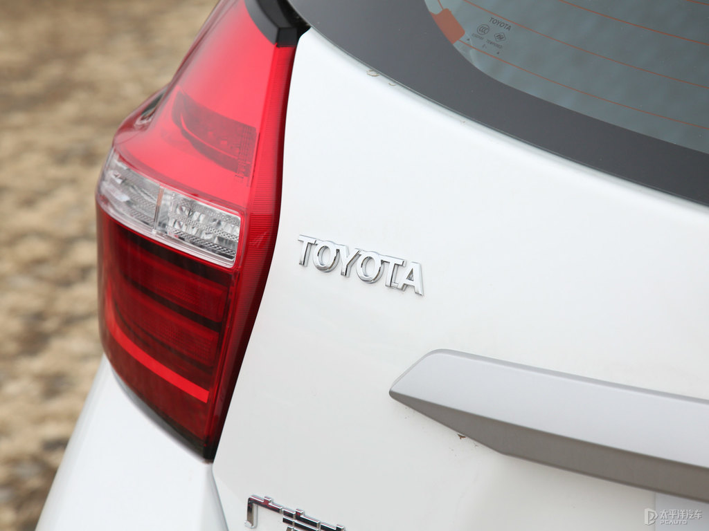 天際白YARiS L 致炫車尾外觀圖片