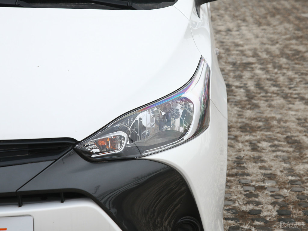 天際白YARiS L 致炫車頭外觀圖片