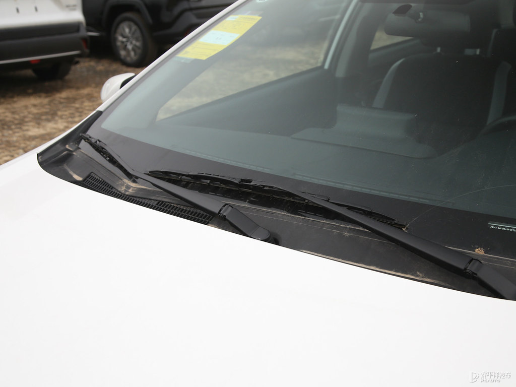 天際白YARiS L 致炫車身外觀圖片