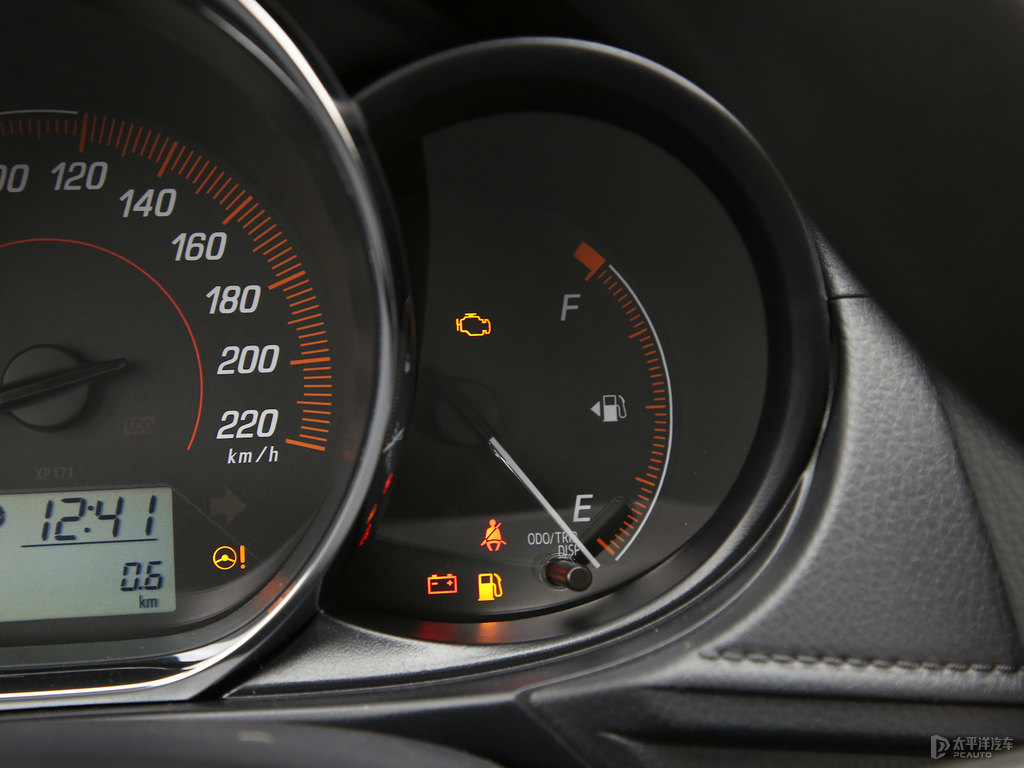 天際白YARiS L 致炫中控內(nèi)飾圖片