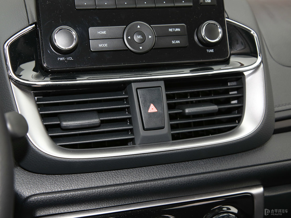 天際白YARiS L 致炫中控內(nèi)飾圖片
