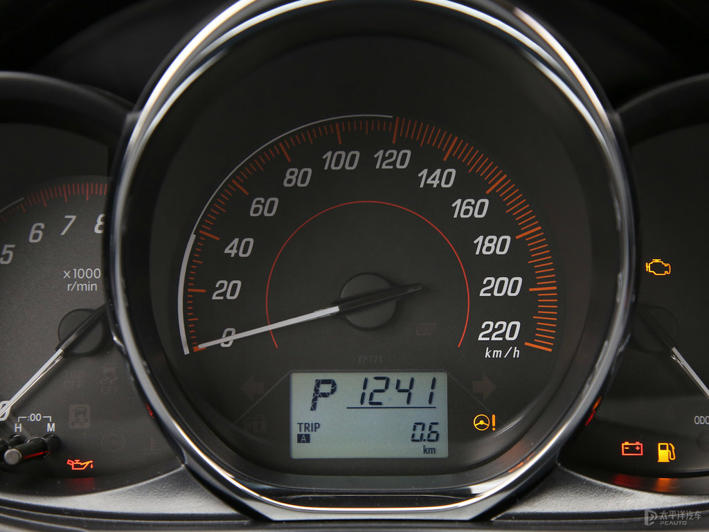 天際白YARiS L 致炫中控內(nèi)飾圖片