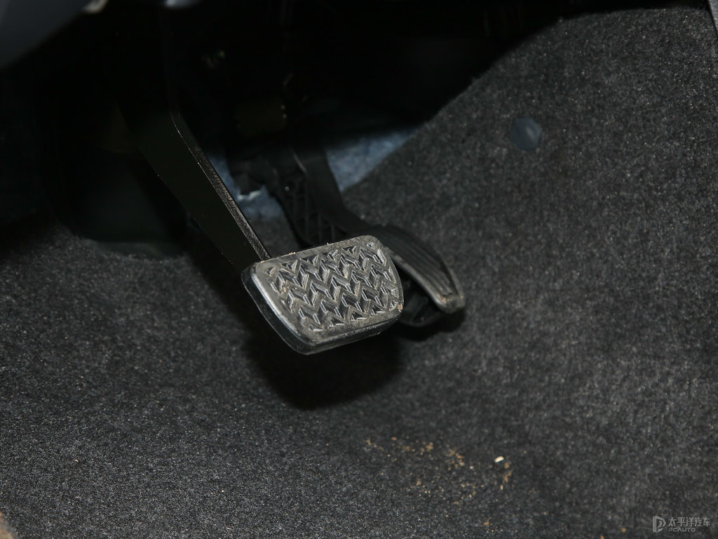 天際白YARiS L 致炫中控內(nèi)飾圖片