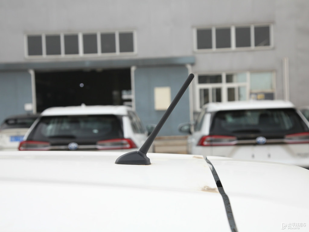天際白YARiS L 致炫車身外觀圖片