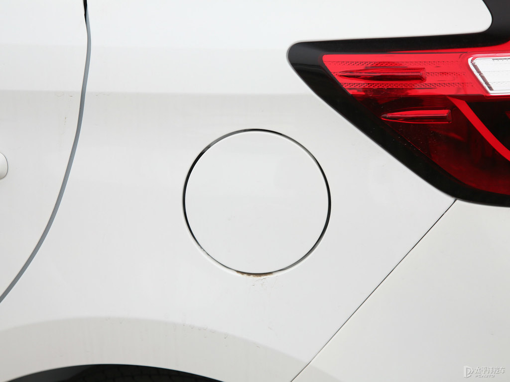 天際白YARiS L 致炫車身外觀圖片