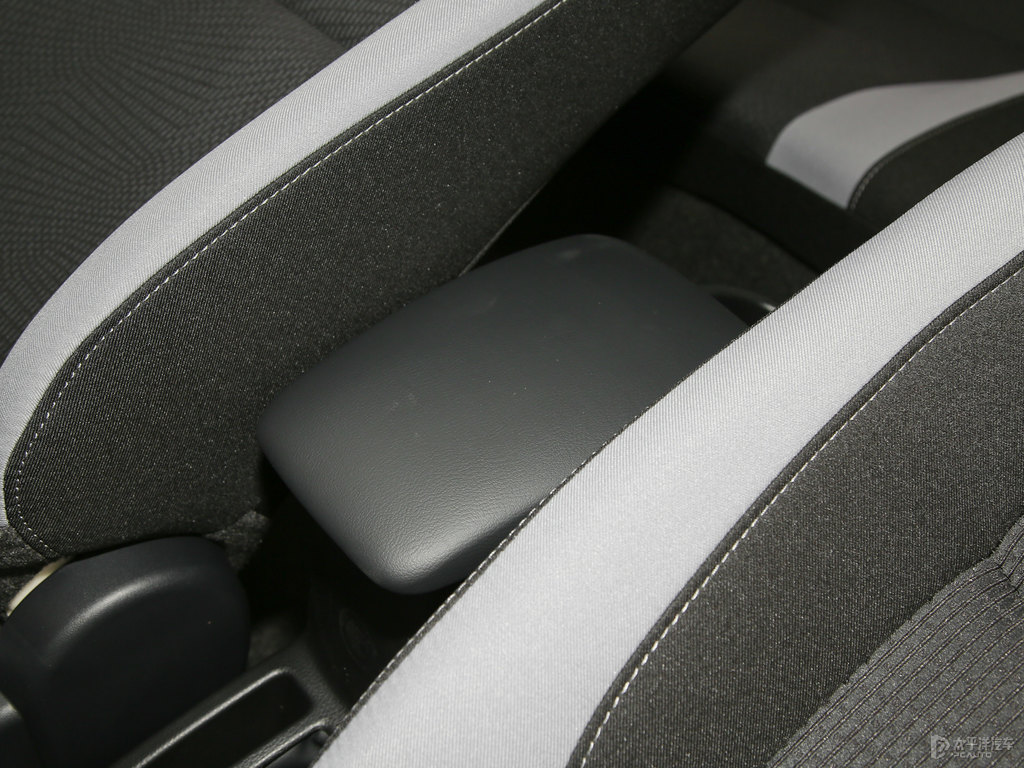 天際白YARiS L 致炫座椅內(nèi)飾圖片