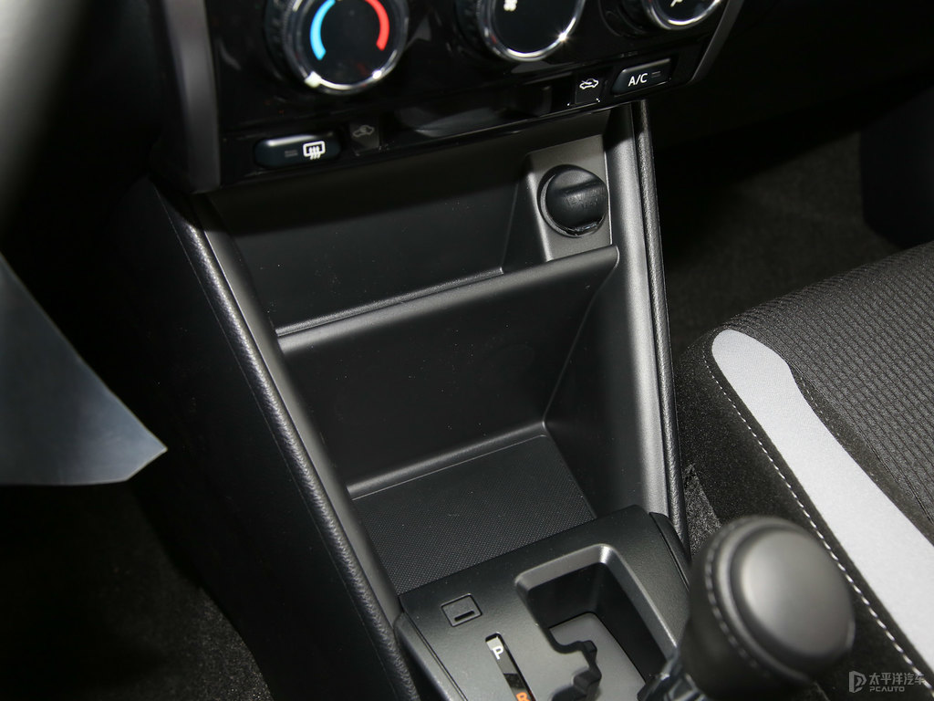 天際白YARiS L 致炫中控內(nèi)飾圖片