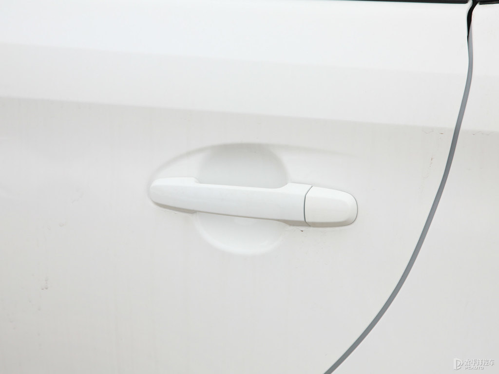天際白YARiS L 致炫車身外觀圖片