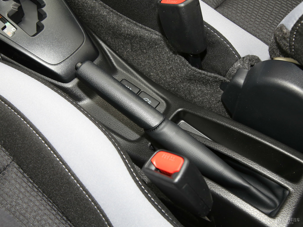 天際白YARiS L 致炫中控內(nèi)飾圖片