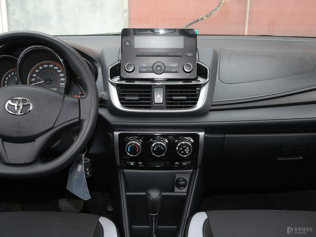 天際白YARiS L 致炫中控內(nèi)飾圖片