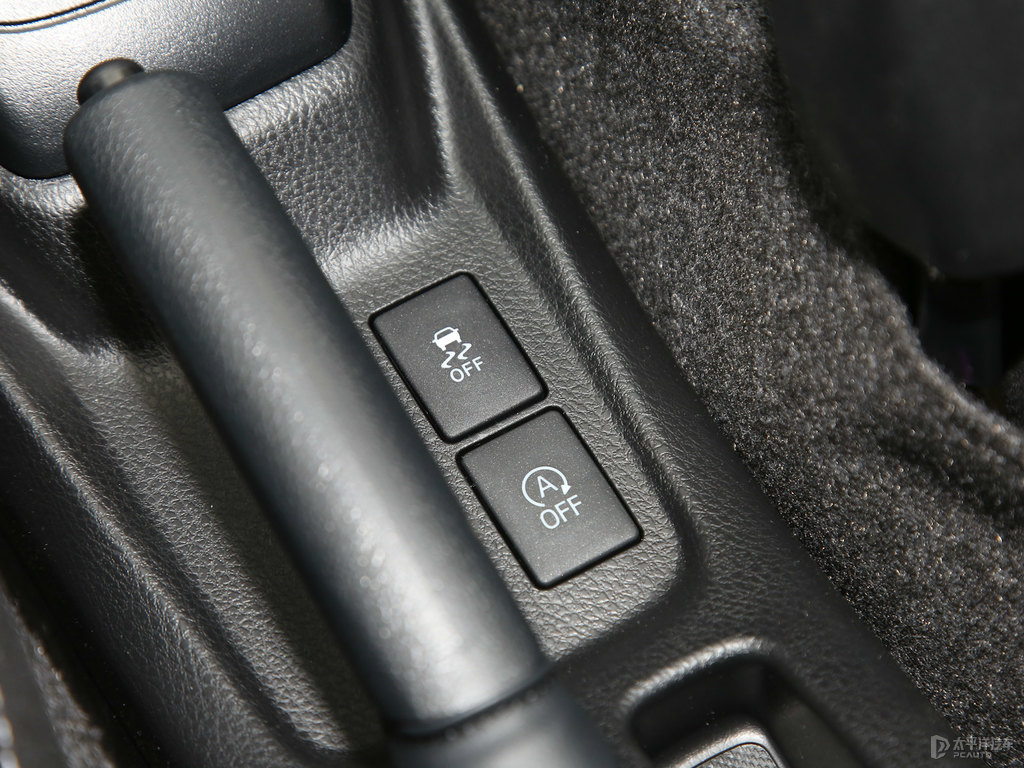 天際白YARiS L 致炫中控內(nèi)飾圖片