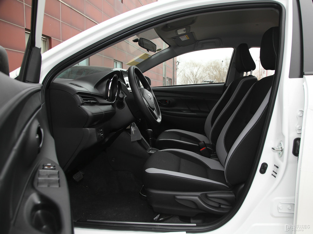 天際白YARiS L 致炫車廂內(nèi)飾圖片