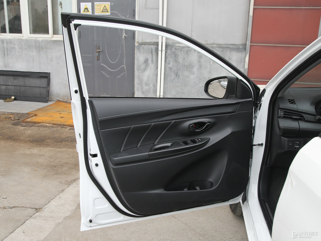 天際白YARiS L 致炫車廂內(nèi)飾圖片