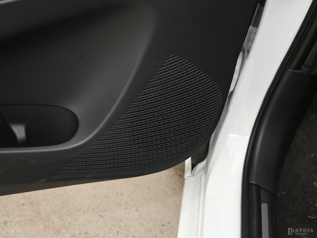 天際白YARiS L 致炫車廂內飾圖片