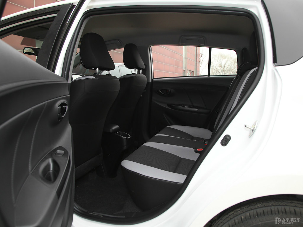 天際白YARiS L 致炫車廂內(nèi)飾圖片