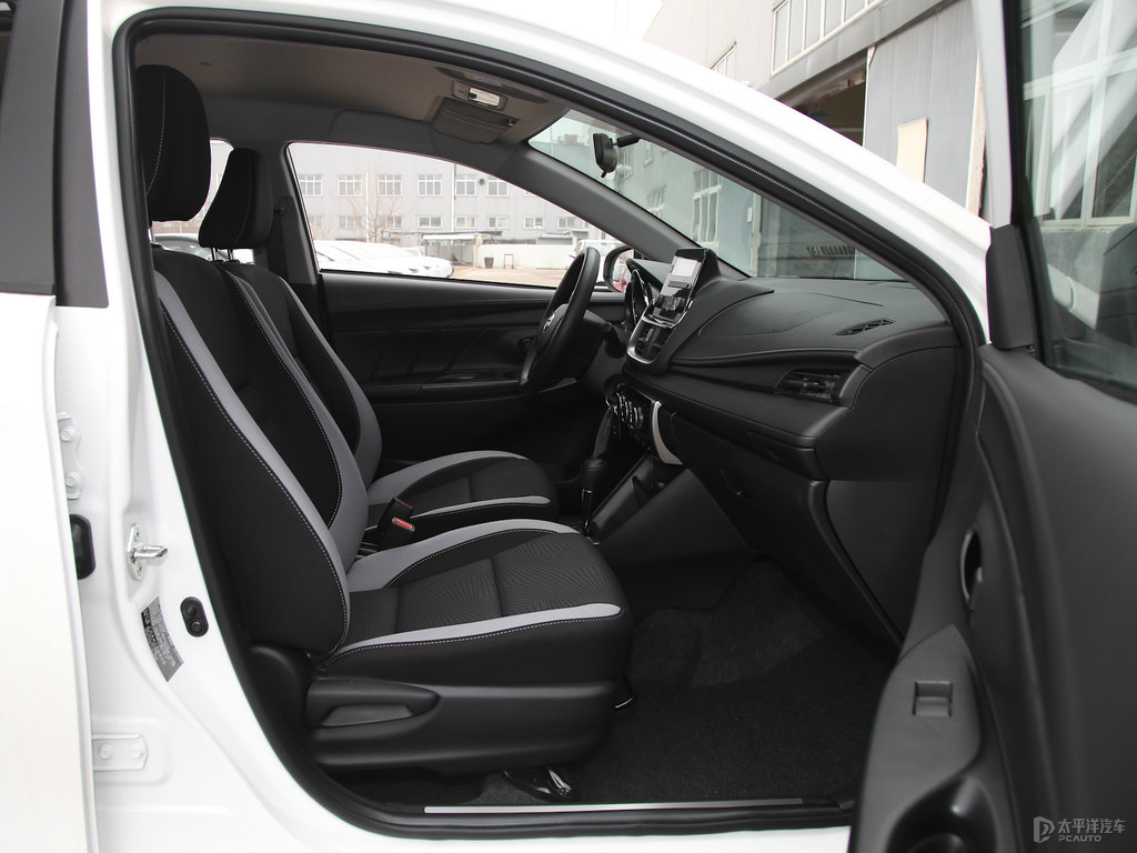 天際白YARiS L 致炫車廂內(nèi)飾圖片