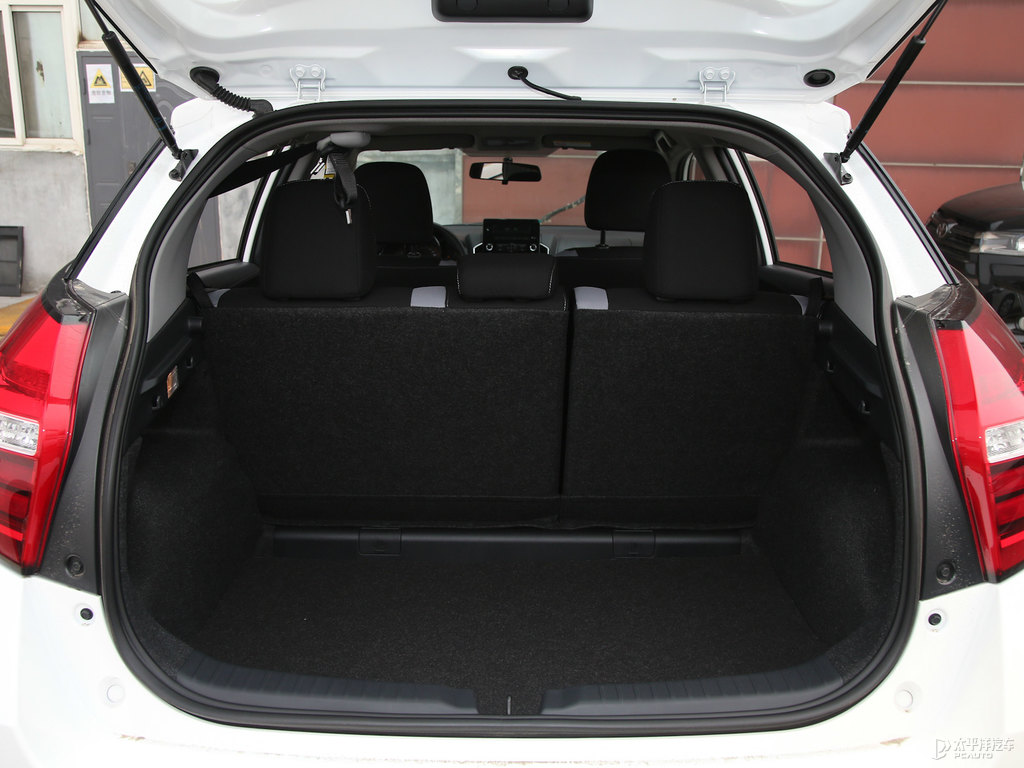 天際白YARiS L 致炫后備廂空間圖片