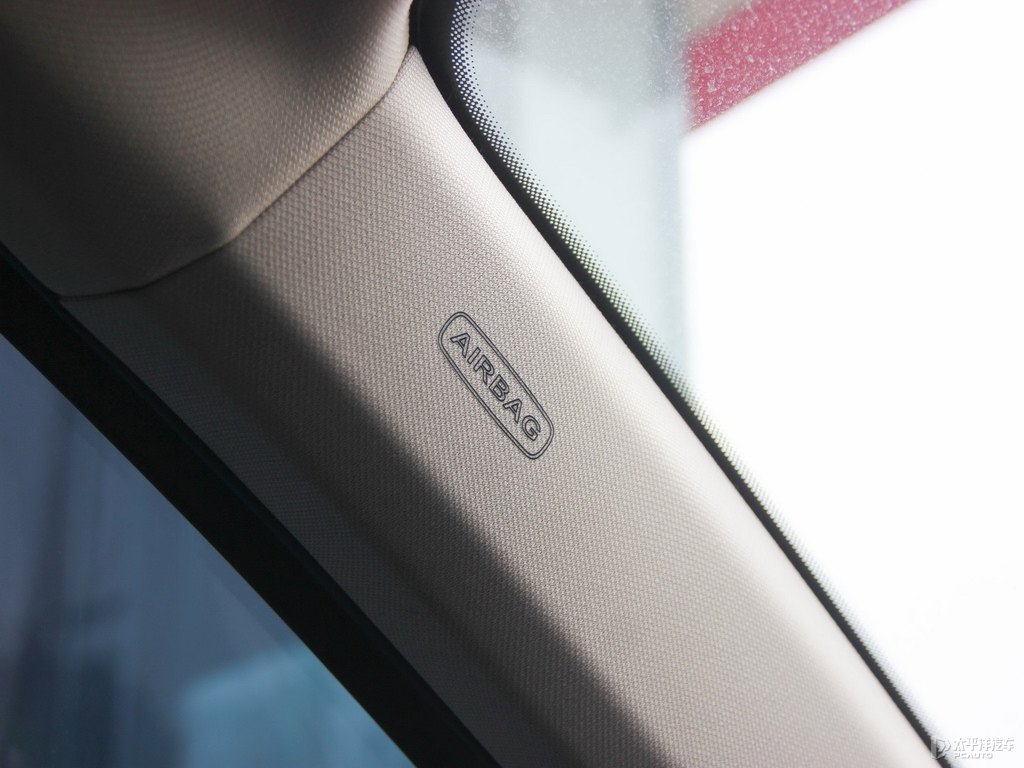 斯木黃奔騰T77車廂內(nèi)飾圖片