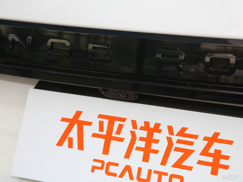 富士白攬勝極光車尾外觀圖片