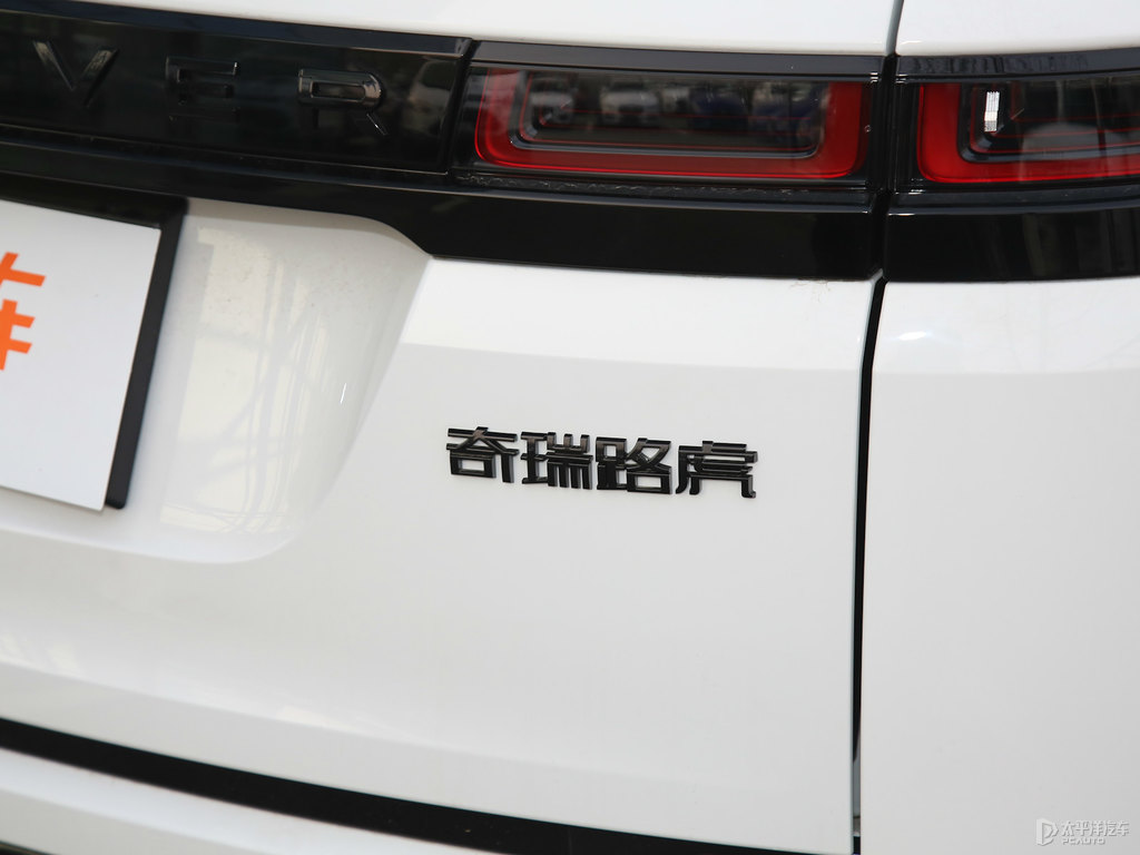 富士白攬勝極光車尾外觀圖片