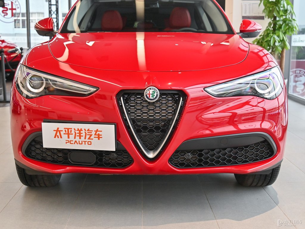 阿爾法紅Stelvio斯坦維車頭外觀圖片