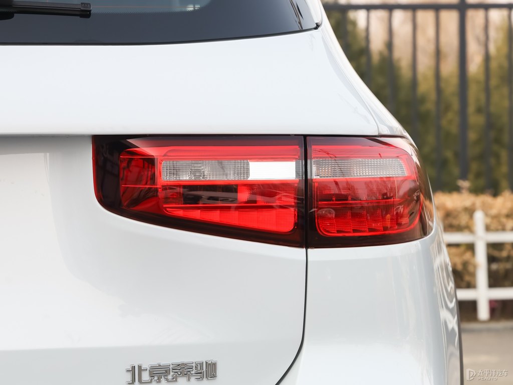 次元白奔馳GLB車尾外觀圖片