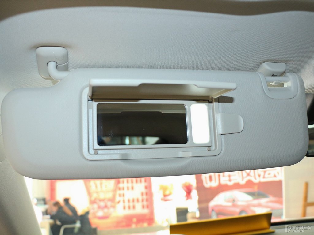 珍珠白奔騰B70車廂內飾圖片