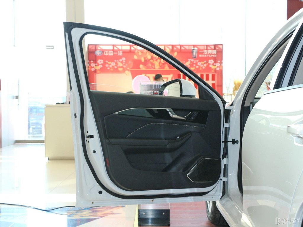 珍珠白奔騰B70車廂內(nèi)飾圖片