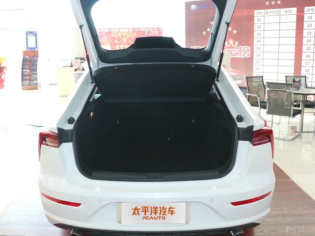 珍珠白奔騰B70后備廂空間圖片