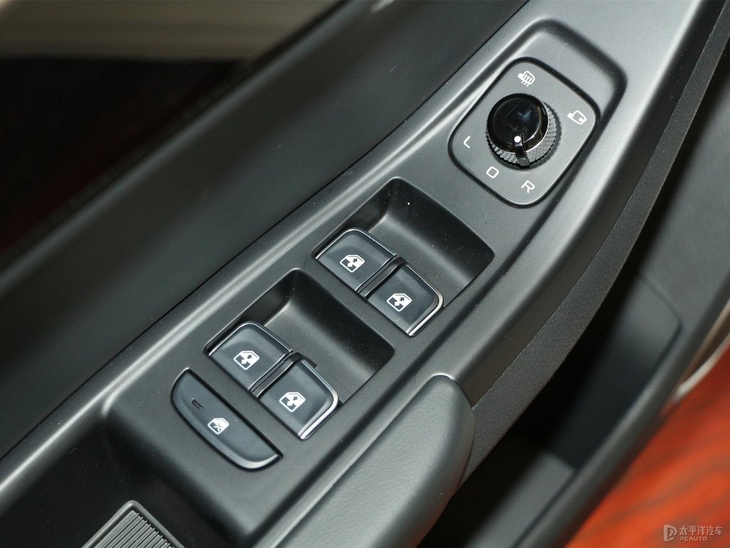 珍珠白奔騰B70車廂內(nèi)飾圖片