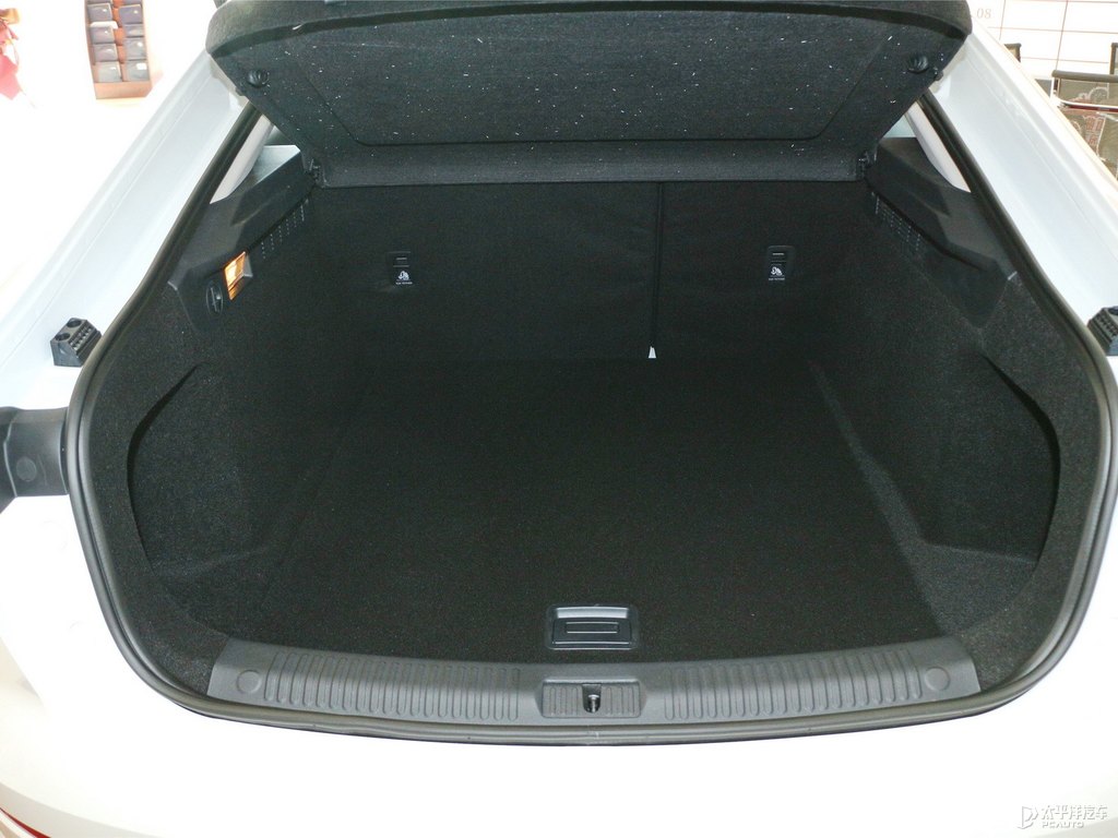 珍珠白奔騰B70后備廂空間圖片